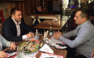 Кобрата обядва с фен с благотворителна цел