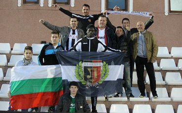 СНИМКИ: Играч на Локо Пд развя знаме сред феновете, те доволни от играта срещу Стяуа