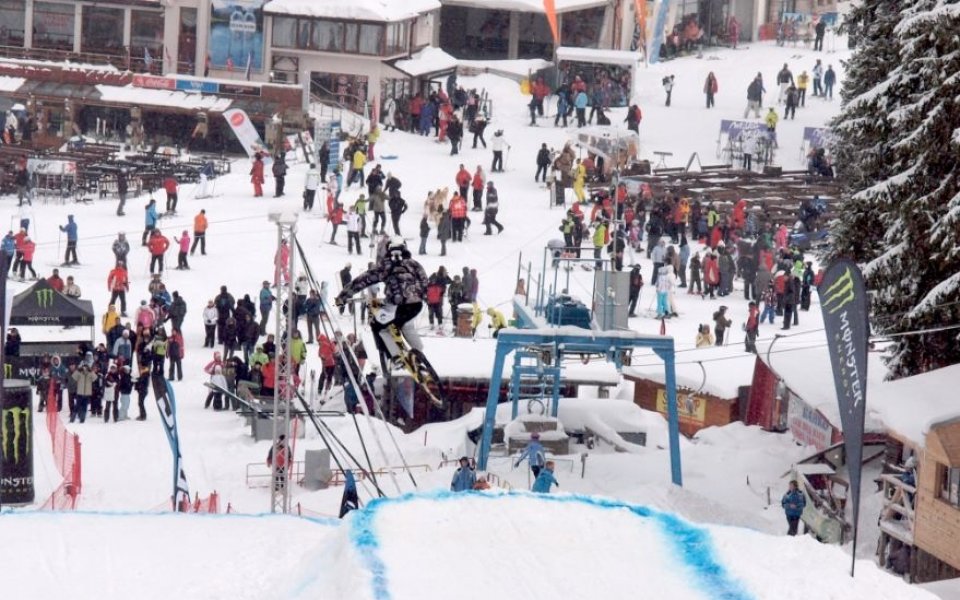 Байкъри превземат снежните писти на Пампорово