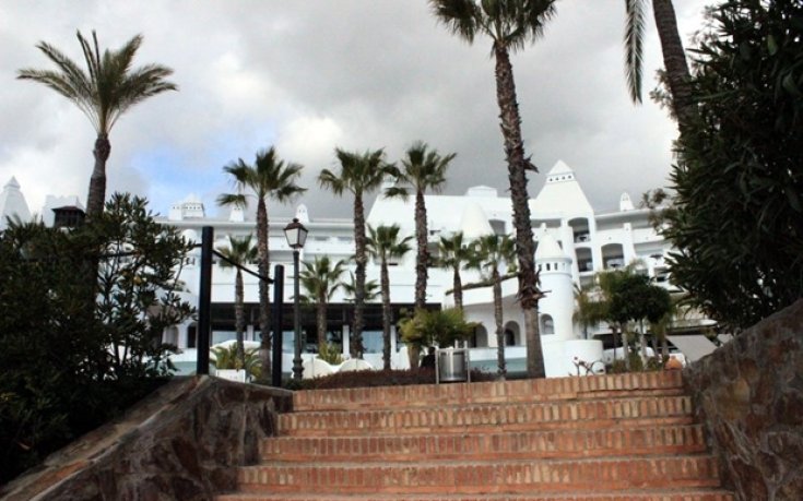 СНИМКИ: Хотелът и фитнесът, където живее и тренира Локо Пд в Естепона