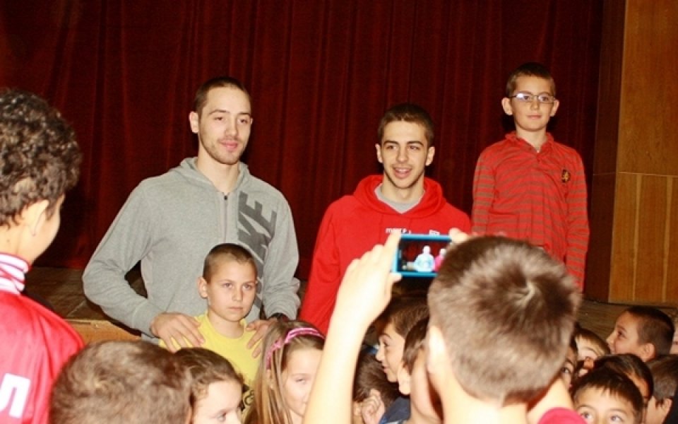 СНИМКИ: Лукойл Академик отново зарадва учениците в Правец