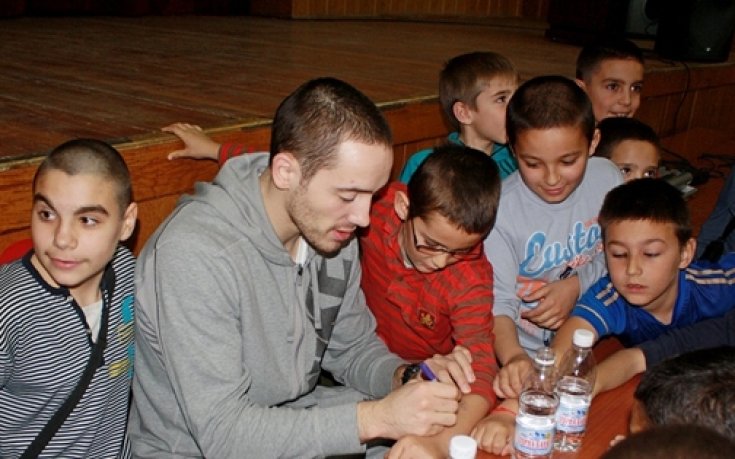 СНИМКИ: Лукойл Академик отново зарадва учениците в Правец