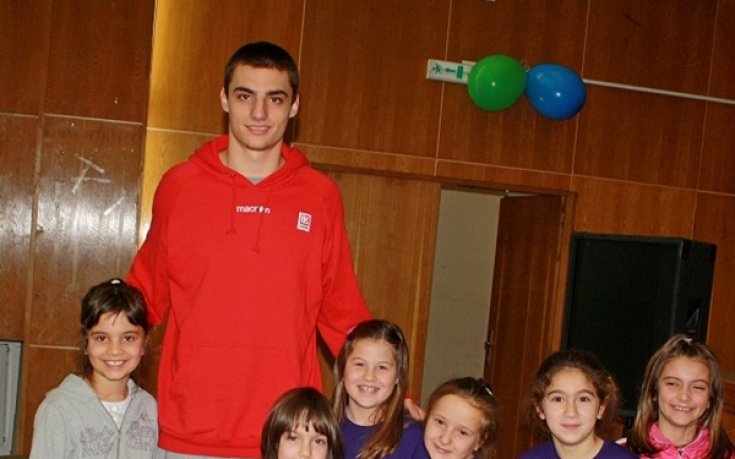 СНИМКИ: Лукойл Академик отново зарадва учениците в Правец