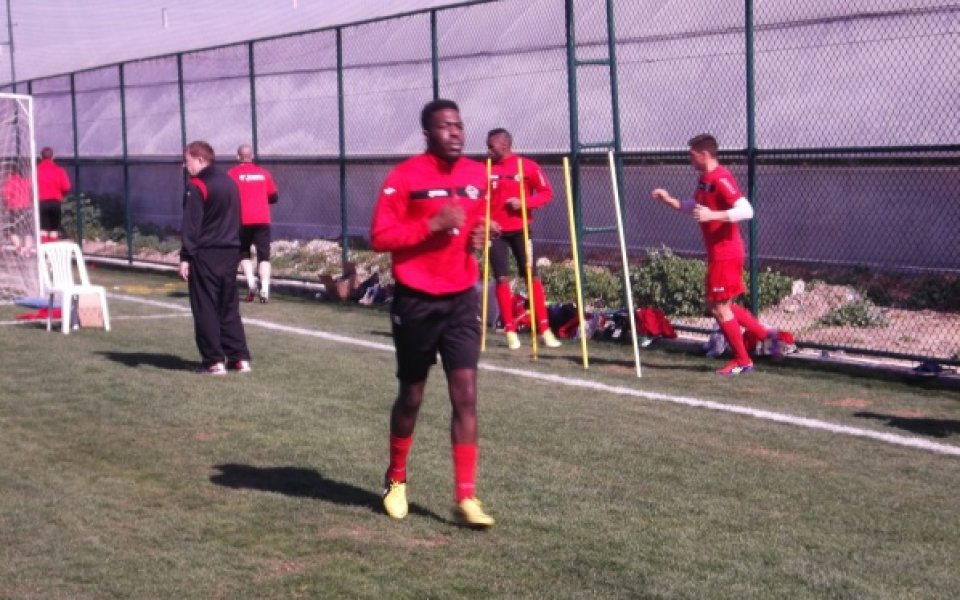 Раул пропуска мача с Нефтохимик, обсъждат анекса му днес