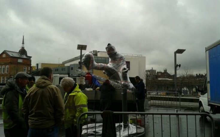 Статуята на Денис Бергкамп вече е на „Емирейтс“