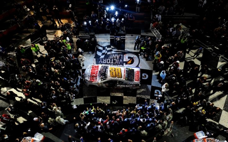 Дейл Ърнхард спечели Дайтона 500