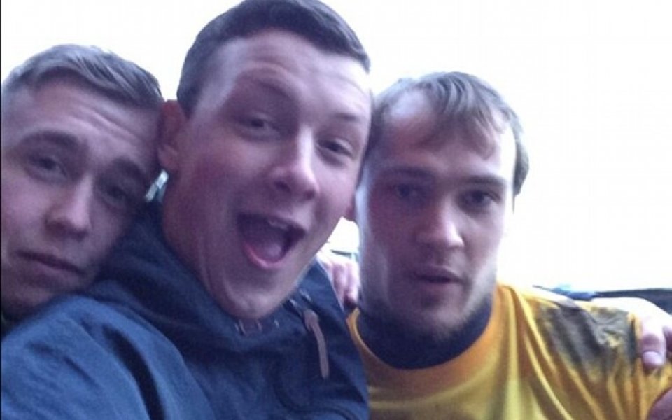 Вратар позира с фен на съперника...по време на мач!