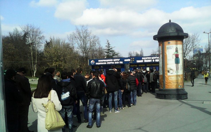 Опашка за билети - 17 000 продадени, пропуските за А и В сектор свършиха, отварят Б и Г