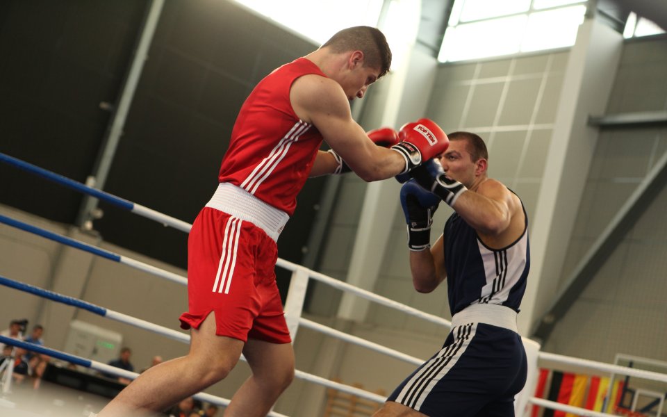 Тервел Пулев на финал след серия от аркади, участието му под въпрос