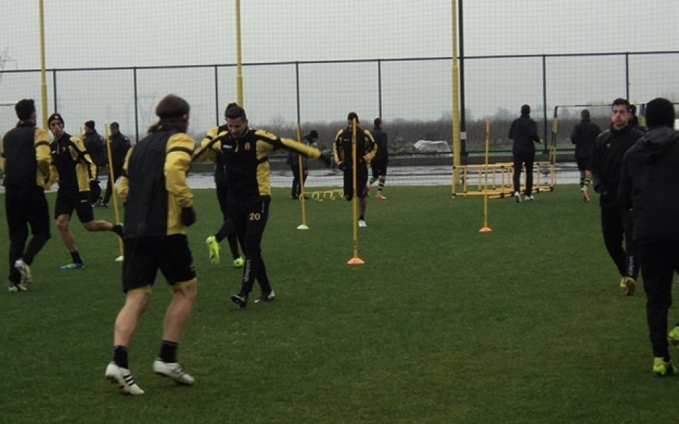 Ботев тренира в пълен състав под дъжда в Коматево