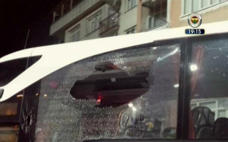 ВИДЕО: Пак екшън в Турция, целиха Фенербахче с факли и камъни