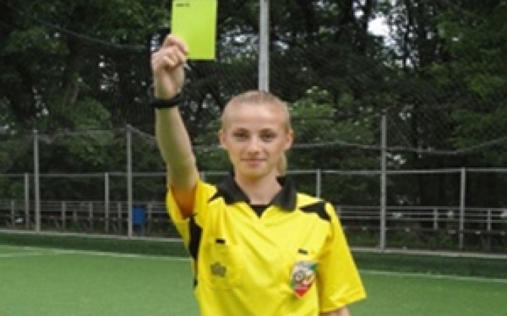 Жена свири на Беласица в Петрич