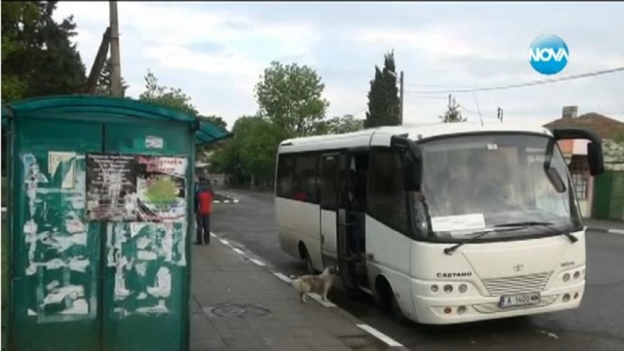 Претъпкани автобуси возят с риск за живота стотици българи