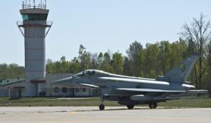 Британск самолети „Тайфун“ в Литва