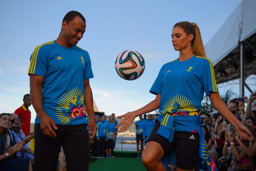 Бразилският топмодел Фернанда Лима заедно с футболната легенда Кафу дефилираха1