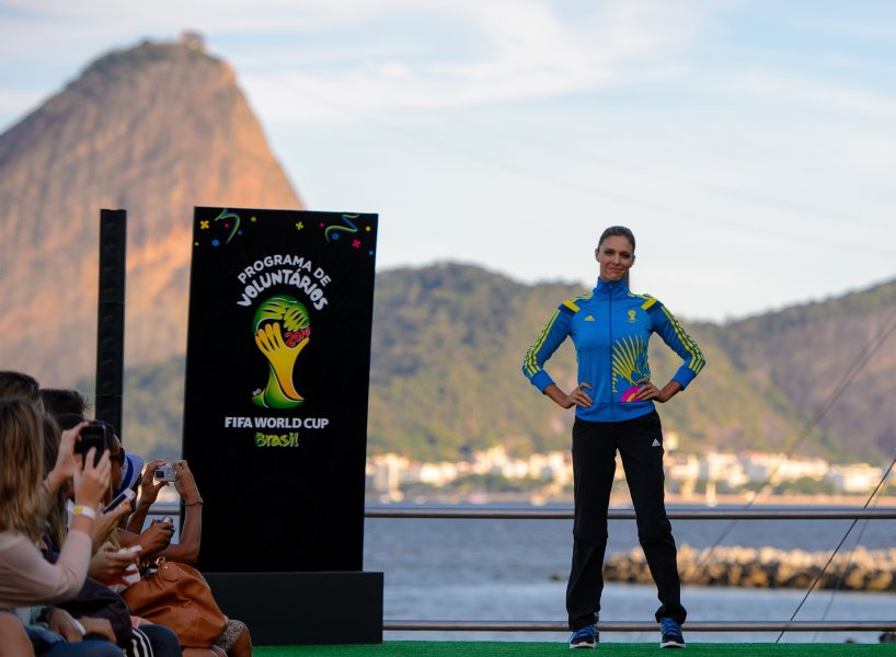 Бразилският топмодел Фернанда Лима заедно с футболната легенда Кафу дефилираха1