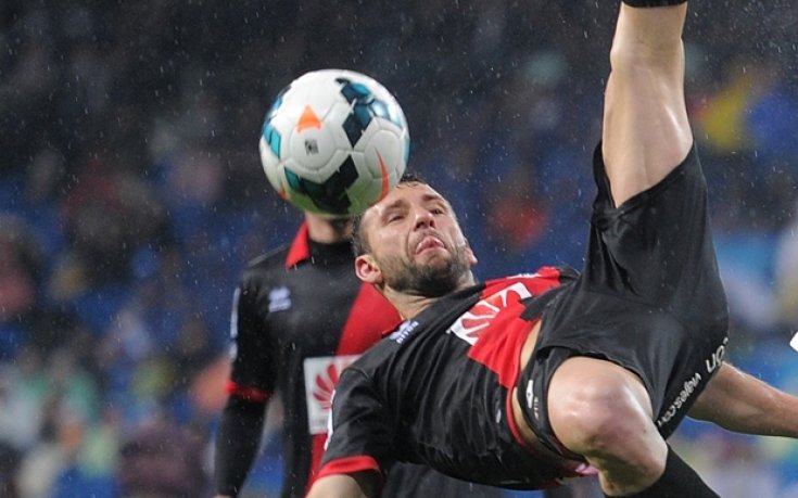 ВИДЕО: Капитанът на Румъния счупи носа на съперник от Ла Лига с глава