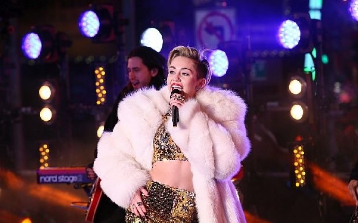 Майли Сайръс и Риана демонстрират прелести