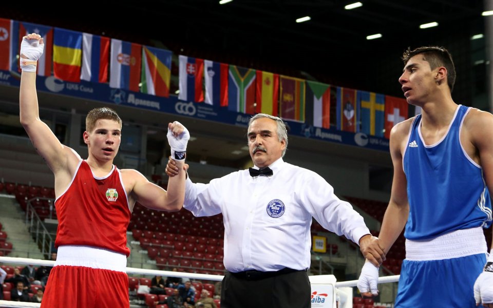 Трета победа за България на световното по бокс