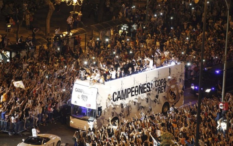ВИДЕО: Реал празнува цяла нощ с феновете си в Мадрид