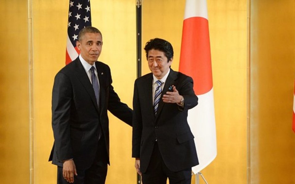 Обама рита футбол с японски робот