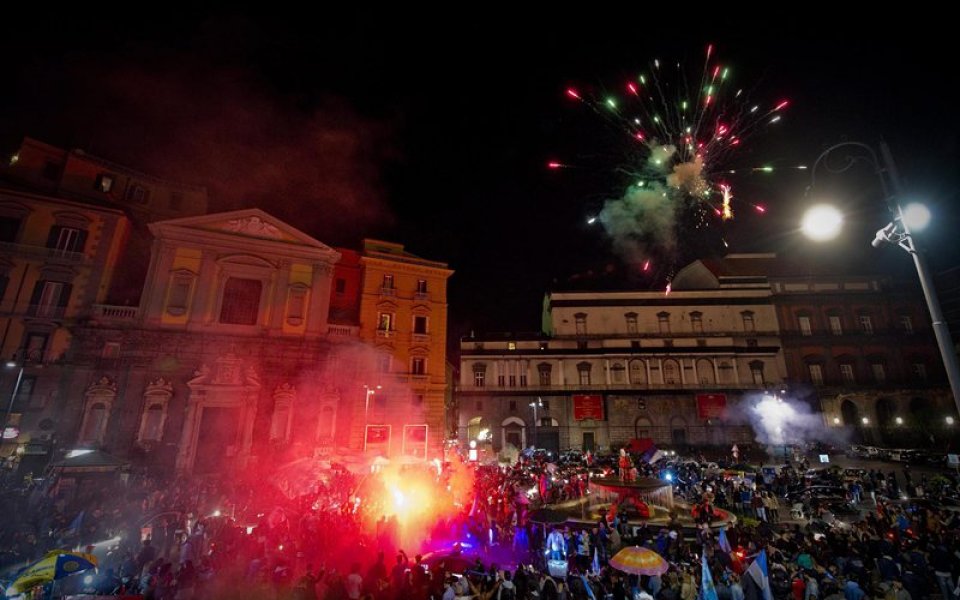 СНИМКИ: Неапол празнува цяла нощ Купата на Италия