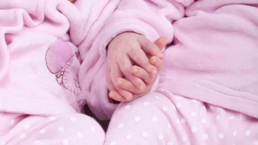 Близнаци се родиха хванати за ръце