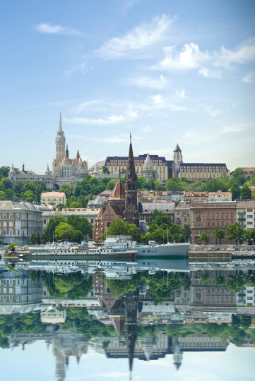 Днешната столица на Унгария е съставена от два исторически града разположени на двата бряга на Дунав – Буда и Пеща, които се обединяват през 1873 година.