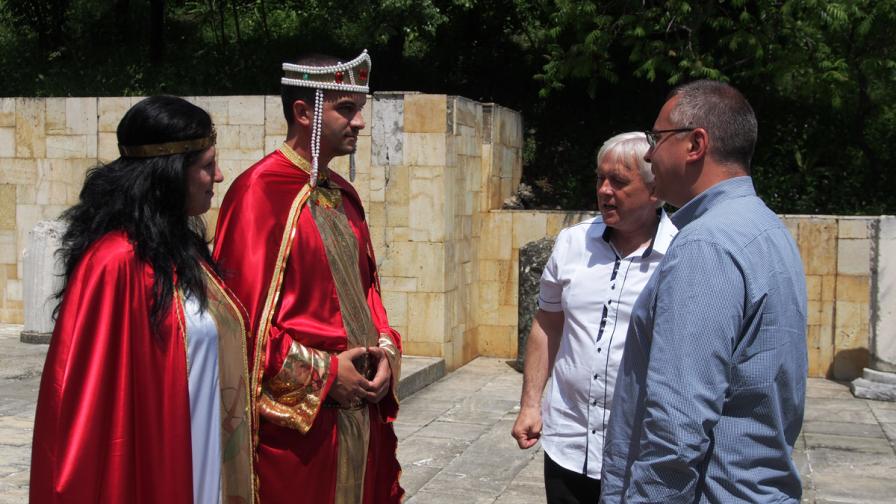 „Цар Симеон“ и неговата „царица“ посрещнаха лидера на БСП в архитектурния музей на Велики Преслав
