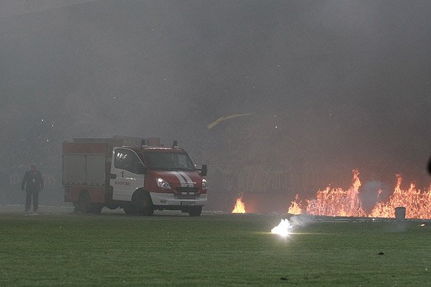 Феновете на Ботев Пловдив предизвикаха пожар на стадион Лазур в1