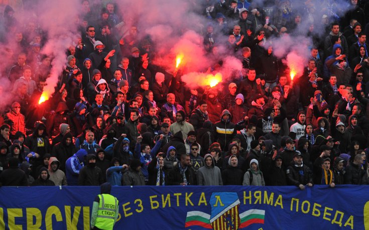 ДК отложи случая с плаката на „сините“ фенове