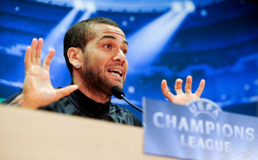 Алвеш напуска, ако енергията в Барса не се промени