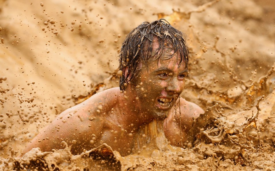 ВИДЕО: Почти 12 хиляди се включиха в тежко и кално изпитание