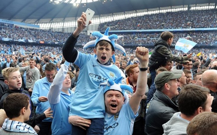 ВИДЕО: Феновете на Сити нахлуха на терена, за да отпразнуват спечелената титла