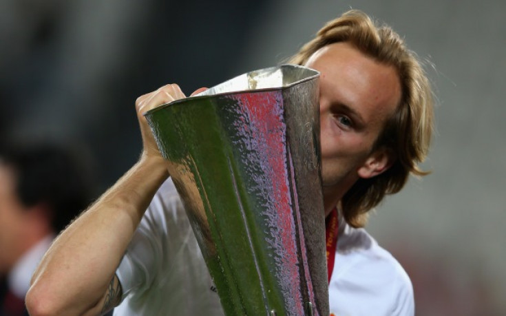 ВИДЕО: Страстна мъжка целувка след успеха на Севиля