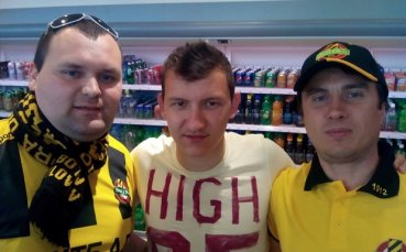 Неделев се снима с фенове на Ботев на път за финала