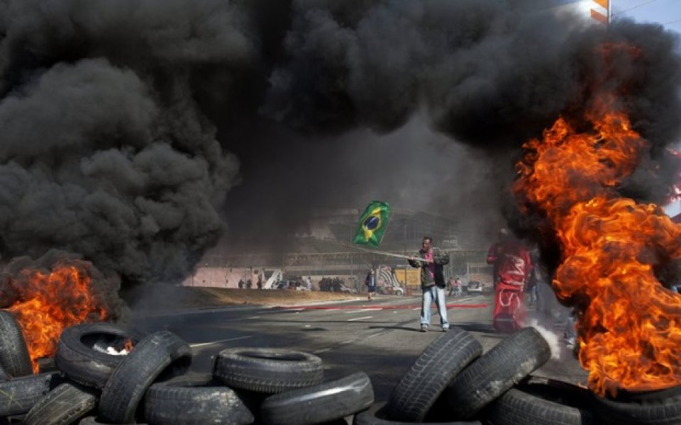 СНИМКИ: Вълна от протести срещу Световното заля Бразилия