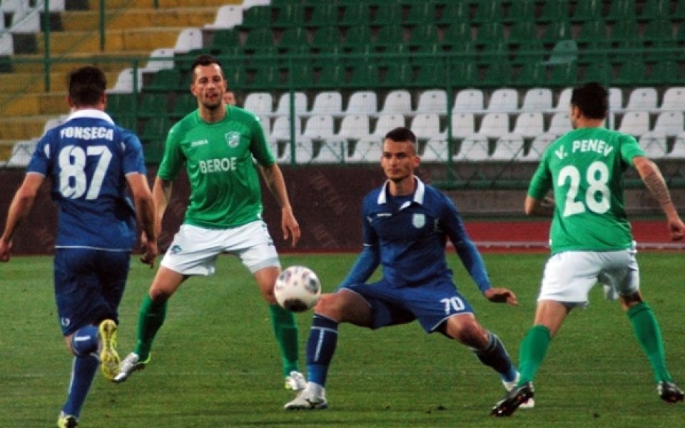 Херо води играч на Черноморец в Ботев
