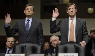 Главният юрисконсулт на банката Ромео Черути (л) и изпълнителниуят директор Брейди Дугън се заклеват като свидетели пред сенатската подкомисия, която ги разпитва