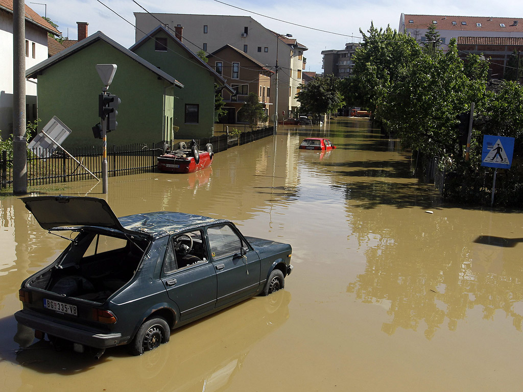В Босна и Херцеговина една четвърт от населението е засегната от наводненията, а 1 млн. души нямат питейна вода. В Сърбия около 600 000 души от 7,2-милионното население на страната са засегнати от наводненията, съобщи Световната програма по прехрана (ПАМ) към ООН. Над 25 000 пострадали са евакуирани до момента в Сърбия. Властите в двете страни, където наводненията отнеха живота на най-малко 47 души, предупредиха за "епидемиологична катастрофа", ако районите не бъдат бързо почистени и дезинфекцирани, защото метеоролозите прогнозират, че температурите ще достигнат 30 градуса.