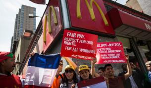 Служители на "Макдоналдс" протестираха, има арестувани