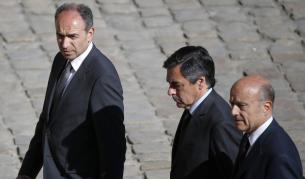 Жан-Франсоа Копе (л) в компанията на Франсоа Фийон и Ален Жупе (д)