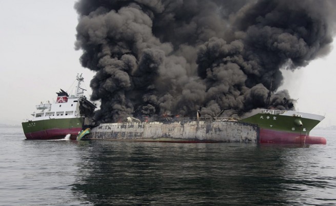 Танкер потъна край Япония след експлозии на борда