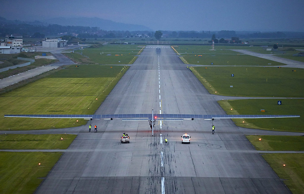 Новият експериментален самолет Solar Impulse 2 HB-SIB с немския летец-изпитател Маркус Шербел на борда, излита по време на първия полет в авиобаза в Швейцария. Основната цел на проекта е да обиколи света с размах на крилете 72метра, задвижван само от слънчева енергия.