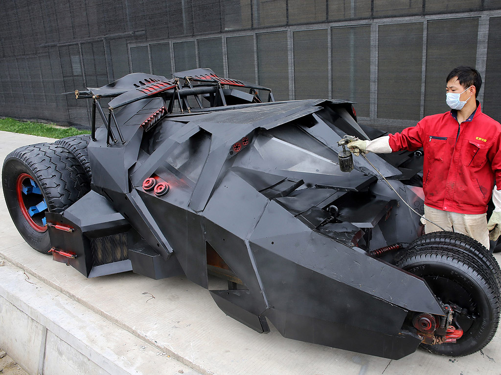 Batmobile е реплика изработена в град Шанхай, Китай. Собственикът на колата Ли Вейли, 26-годишен местен бизнесмен, е проектирал и работил с четири механика за да направи тази реплика в свободното си време. Това му струва около 75 000 юана (8800 евро).