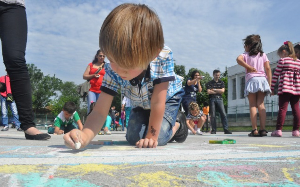200 деца ще участват в конкурса рисунка на асфалт 