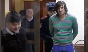 Чеченецът Рустам Махмудов беше признат за виновен. На заден план се вижда чичо му – Лом-Али Гайтукаев