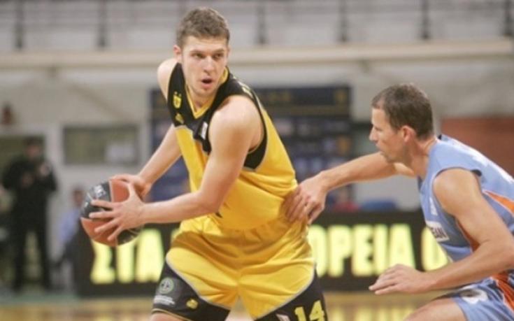 Везенков с 19 точки при загубата на Арис от Олимпиак