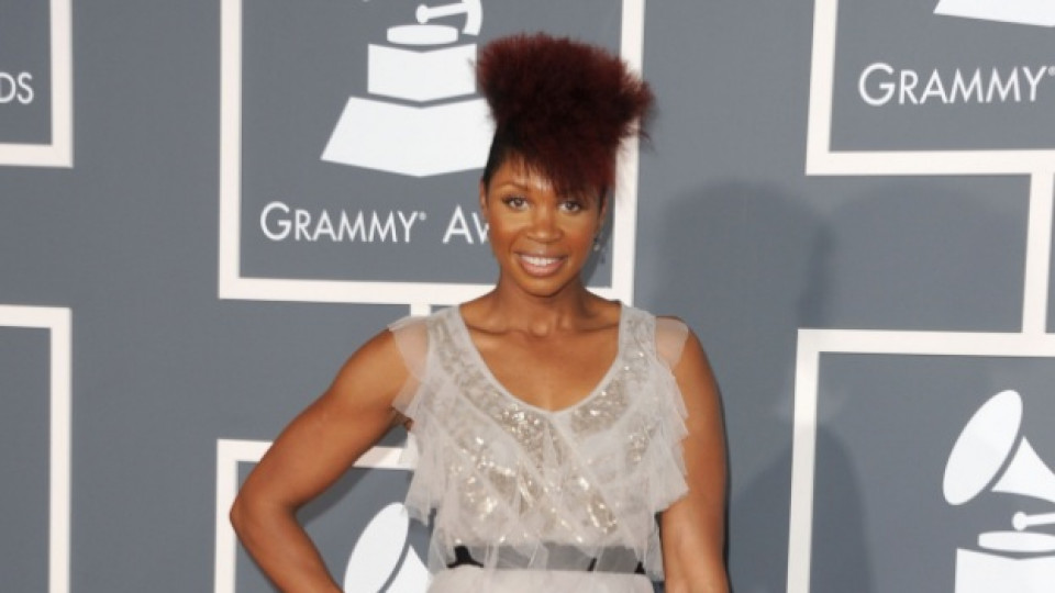 Певицата Н'дамби, която ще е специален гост на фестивала у нас, пристига на церемонията по раздаването на тазгодишните награди "Грами" ("Grammy"), Лос Анджелис, февруари 2012 г.