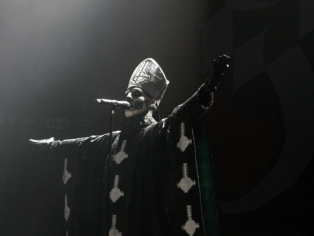 Шведската хеви метъл банда GHOST подгря публиката за концерта на Iron Maiden в София